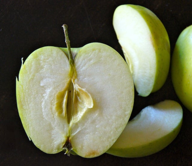 sliced green apples