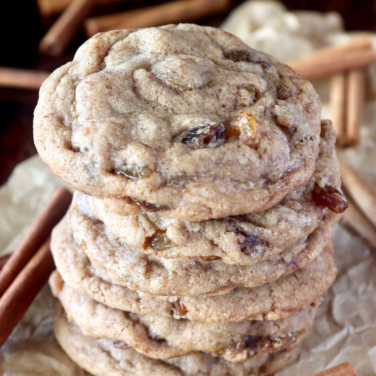 https://cookingontheweekends.com/wp-content/uploads/2016/08/cinnamon-raisin-cookies2-3.jpg