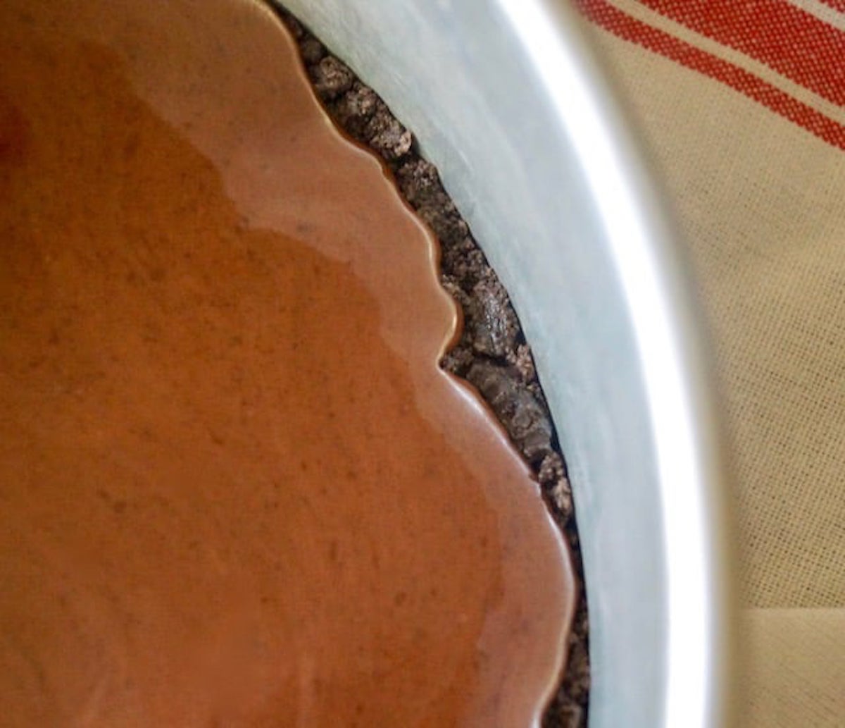 Layer of chocolate ganache over the top of an oreo cookie crust.