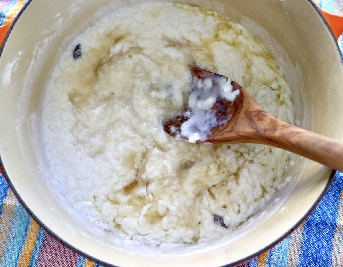 Lots of milk with sugar, lemon juice and cooked rice in a Dutch oven.