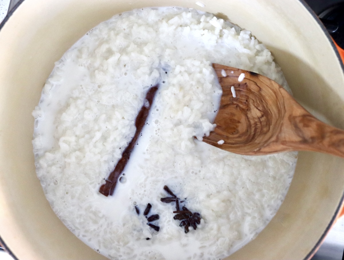 How-to-Make-Rice-Pudding Rice and milk with cinnamon stick and star anise, in a deep pot.
