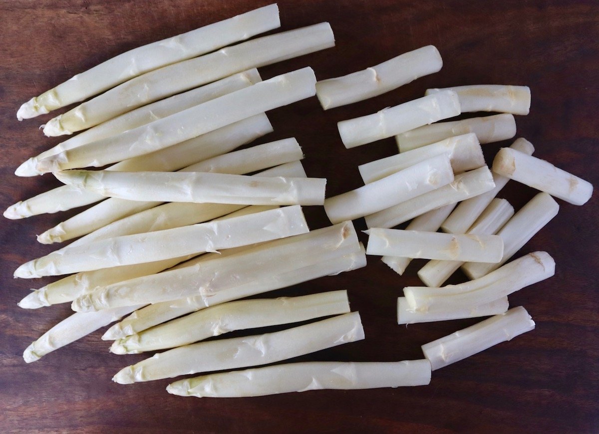 Asparagus spears with bottoms snapped off.