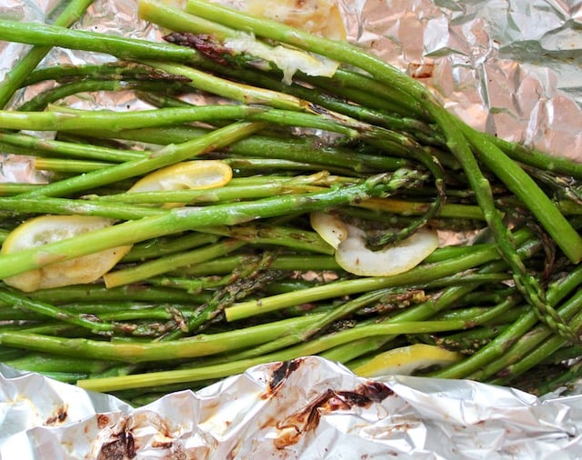 grilled asparagus in foil with lemon slices