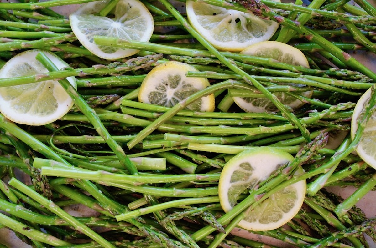 Skinny asparagus spears with lemon slices.